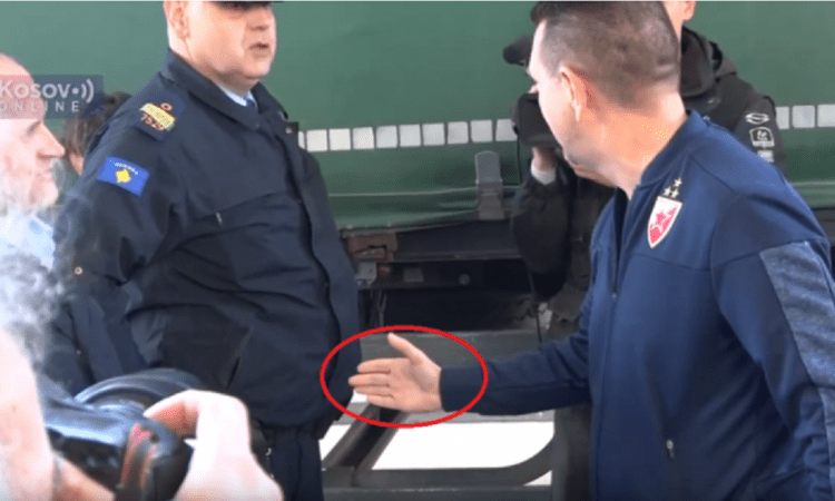 Momenti epik, polici i Kosovës refuzoi t’ia jap dorën zyrtarit të Crvena Zvezdas (VIDEO)