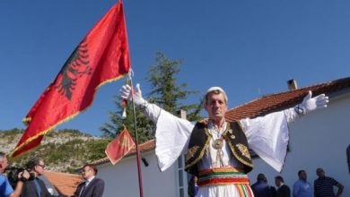 U dëbua nga Mali i Zi për flamurin shqiptar dhe fustanellën, atleti shkodran: Tepër e rëndë, të reagojë shteti shqiptar (VIDEO) U dëbua nga Mali i Zi për flamurin shqiptar dhe fustanellën, atleti shkodran: Tepër e rëndë, të reagojë shteti shqiptar (VIDEO)