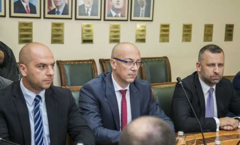 Serbët në institucionet e Kosovës marrin rroga duke punuar nga shtëpia, nuk dalin në vendet e punës