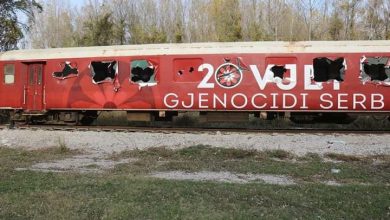 Dëmtohet Treni i Eksodit i cili përkujton krimet e Serbisë në Kosovë Dëmtohet Treni i Eksodit i cili përkujton krimet e Serbisë në Kosovë