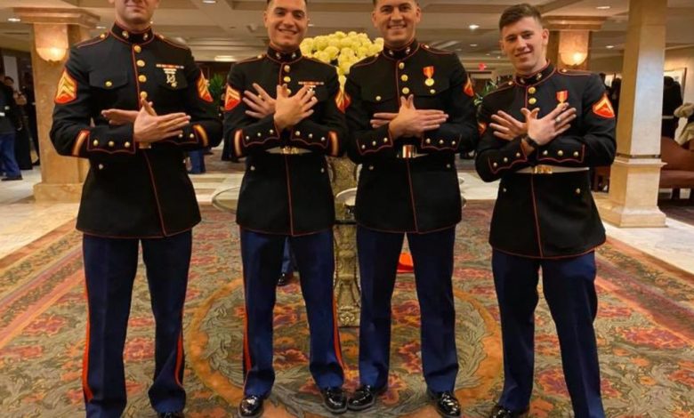 Marinsat shqiptar falenderojnë gjeneralin amerikan që ndihmuan në çlirimin e Kosovës, ai krenohet me ta Marinsat shqiptar falenderojnë gjeneralin amerikan që ndihmuan në çlirimin e Kosovës, ai krenohet me ta