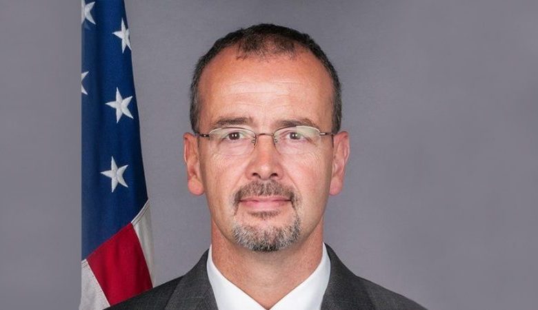 Ambasadori amerikan në Beograd: Nuk ka vija të kuqe në dialog, por Serbia duhet ta njohë Kosovën si shtet Ambasadori amerikan në Beograd: Nuk ka vija të kuqe në dialog, por Serbia duhet ta njohë Kosovën si shtet