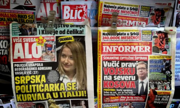 Tërbohen mediat e Vuçiqit, televizioni serb interviston Albin Kurtin me flamurin kuqezi pas shpine Tërbohen mediat e Vuçiqit, televizioni serb interviston Albin Kurtin me flamurin kuqezi pas shpine
