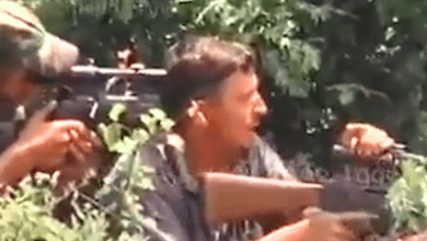 Kur ushtari i UÇK’së këndonte këngën ‘Oh moj Shqypni’, derisa përballet me forcat serbe (VIDEO) Kur ushtari i UÇK’së këndonte këngën ‘Oh moj Shqypni’, derisa përballet me forcat serbe (VIDEO)