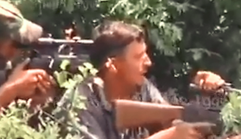 Kur ushtari i UÇK’së këndonte këngën ‘Oh moj Shqypni’, derisa përballet me forcat serbe (VIDEO) Kur ushtari i UÇK’së këndonte këngën ‘Oh moj Shqypni’, derisa përballet me forcat serbe (VIDEO)