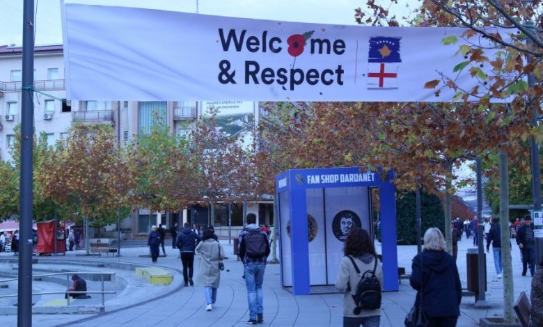 Thirrja e Ambasadës britanike për tifozët anglezë: Një mikpritje e ngrohtë iu pret në Kosovë Thirrja e Ambasadës britanike për tifozët anglezë: Një mikpritje e ngrohtë iu pret në Kosovë