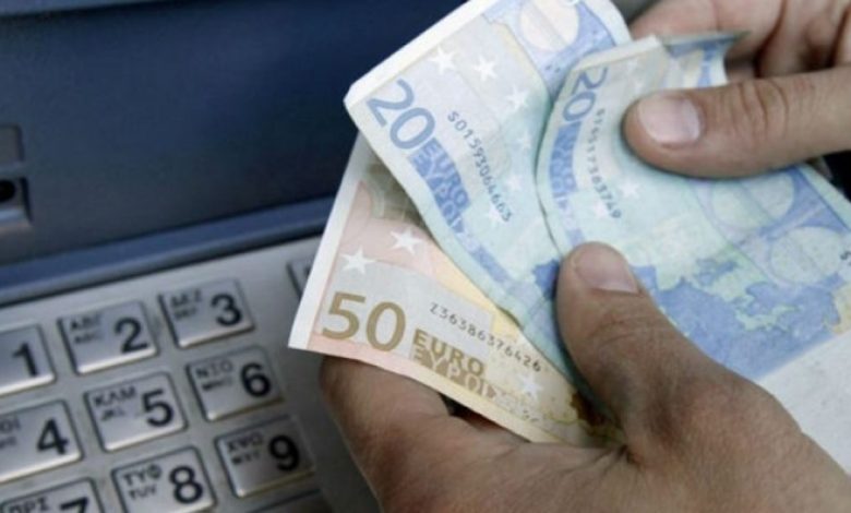 Shqiptarët rrezikojnë t’i humbin kursimet në bankat e Serbisë për shkak të heshtjes së institucioneve Shqiptarët rrezikojnë t’i humbin kursimet në bankat e Serbisë për shkak të heshtjes së institucioneve