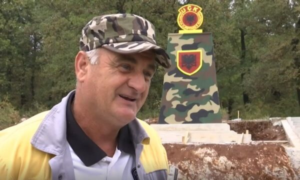 Veterani i UÇK’së ndërton vullnetarisht lapidar kushtuar dëshmorëve (VIDEO) Veterani i UÇK’së ndërton vullnetarisht lapidar kushtuar dëshmorëve (VIDEO)
