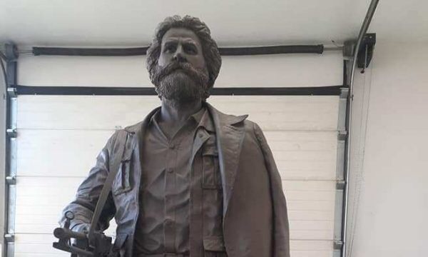 Shtatorja e Adem Jasharit, më në fund në Prishtinë (FOTO) Shtatorja e Adem Jasharit, më në fund në Prishtinë (FOTO)