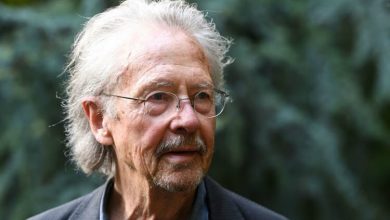 Thellohet skandali i fituesit të Nobelit të letërsisë: Handke, pasaportë nga Millosheviçi! Thellohet skandali i fituesit të Nobelit të letërsisë: Handke, pasaportë nga Millosheviçi!