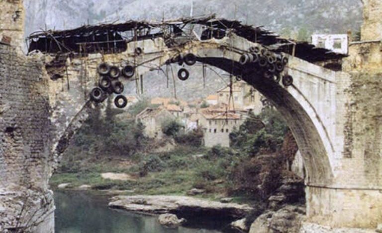 VIDEO/ 26 vjet më parë: Kur serbët e pamëshirshëm bombardonin urën e Sulejmanit të Madhërishëm VIDEO/ 26 vjet më parë: Kur serbët e pamëshirshëm bombardonin urën e Sulejmanit të Madhërishëm