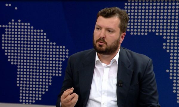 Zyrtari i VV’së: Turp për ata shqiptarë që e çuan vetë UÇK’në në gjyq ndërkombëtar Zyrtari i VV’së: Turp për ata shqiptarë që e çuan vetë UÇK’në në gjyq ndërkombëtar