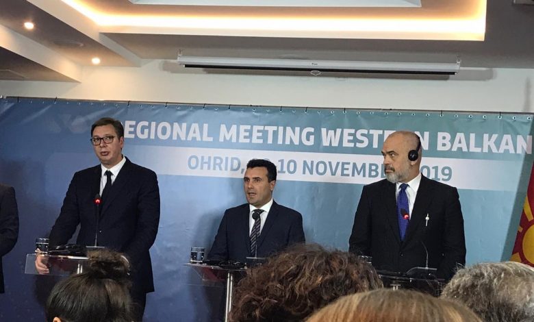 Rama thumbon Vuçiç për lidhjet me Rusinë: Këta e kanë shtëpinë me disa dyer, ne kemi vetëm një (VIDEO) Rama thumbon Vuçiç për lidhjet me Rusinë: Këta e kanë shtëpinë me disa dyer, ne kemi vetëm një (VIDEO)