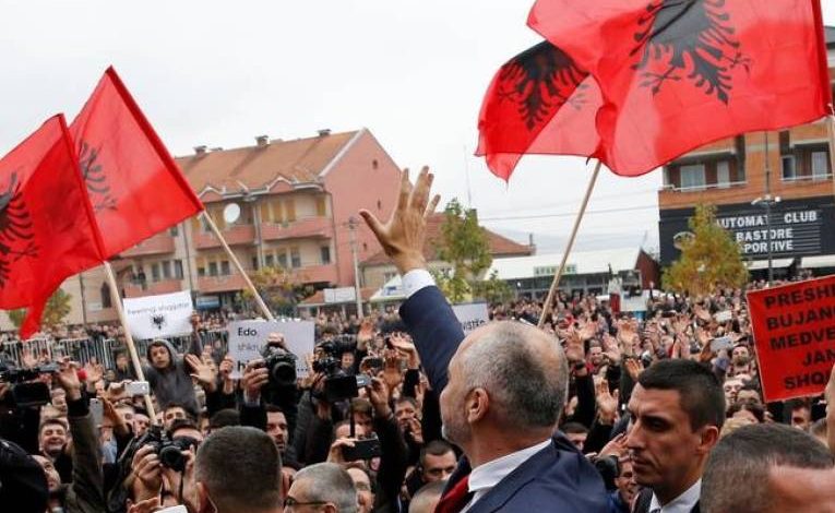 Ne dhe ata: Fërkimi i identiteteve të dy shteteve të shqiptarëve
