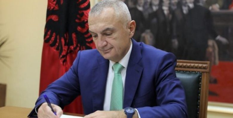 Meta dekreton dy marrëveshjet e ratifikuara nga Kuvendi mes Shqipërisë dhe Kosovës Meta dekreton dy marrëveshjet e ratifikuara nga Kuvendi mes Shqipërisë dhe Kosovës