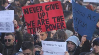 “Ne nuk kemi frikë”, studentët iu rikthehen protestave madhështore