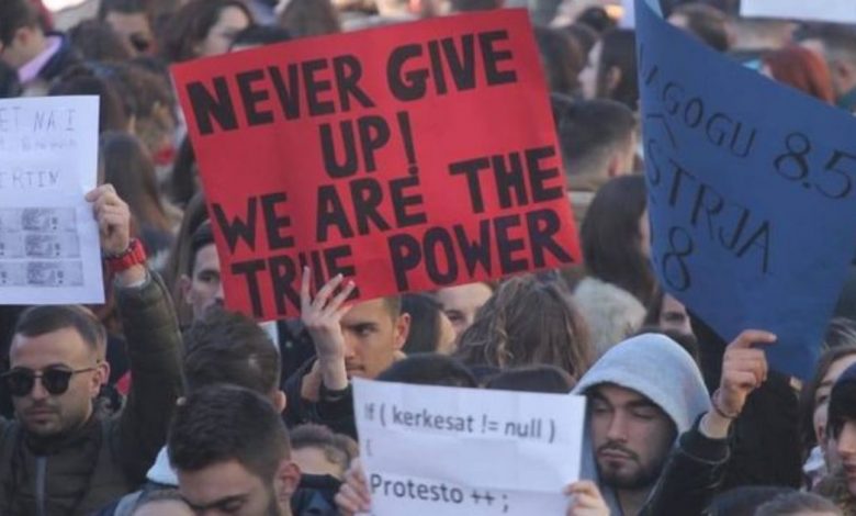 “Ne nuk kemi frikë”, studentët iu rikthehen protestave madhështore