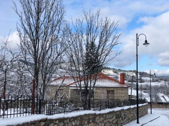 FOTOT: Voskopoja zbukurohet nga dëbora
