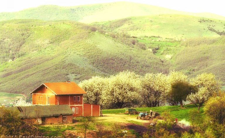 Fshati në Kosovë, ku të gjithë banorët kanë një mbiemër, por dy fe Fshati në Kosovë, ku të gjithë banorët kanë një mbiemër, por dy fe
