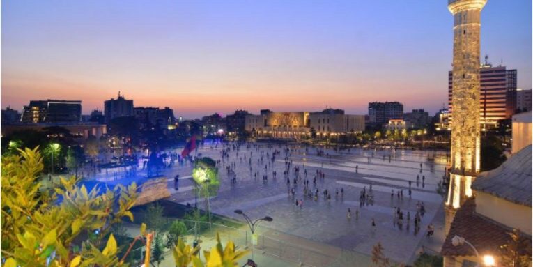 Turizmi rrit të ardhurat e Tiranës: Nga hotelet u arkëtuan 950 mijë euro, 18% më shumë se viti 2018 Turizmi rrit të ardhurat e Tiranës: Nga hotelet u arkëtuan 950 mijë euro, 18% më shumë se viti 2018