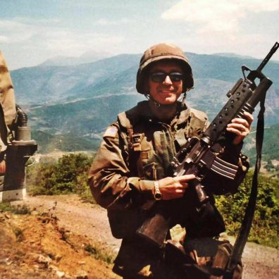 Ky është shqiptari i suksesshëm me uniformë amerikane të NATO-së në SHBA Ky është shqiptari i suksesshëm me uniformë amerikane të NATO-së në SHBA