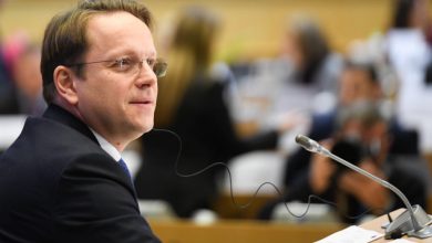 Komisioneri për Zgjerim: Kosovës i duhet një qeveri stabile dhe e fuqishme