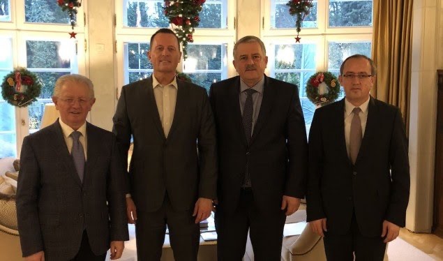 Qeveria e re në Kosovë dhe taksa me Serbinë: Delegacioni i LDK-së takohet në Berlin me të dërguarin e Trump Qeveria e re në Kosovë dhe taksa me Serbinë: Delegacioni i LDK-së takohet në Berlin me të dërguarin e Trump