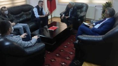 Kadri Veseli takon ambasadorin shqiptar në Kosovë, kërkon hapje të kufijve: Jemi shqiptarë dhe duhet të lëvizim lirisht Kadri Veseli takon ambasadorin shqiptar në Kosovë, kërkon hapje të kufijve: Jemi shqiptarë dhe duhet të lëvizim lirisht