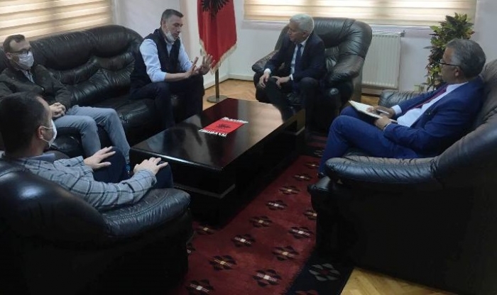 Kadri Veseli takon ambasadorin shqiptar në Kosovë, kërkon hapje të kufijve: Jemi shqiptarë dhe duhet të lëvizim lirisht Kadri Veseli takon ambasadorin shqiptar në Kosovë, kërkon hapje të kufijve: Jemi shqiptarë dhe duhet të lëvizim lirisht