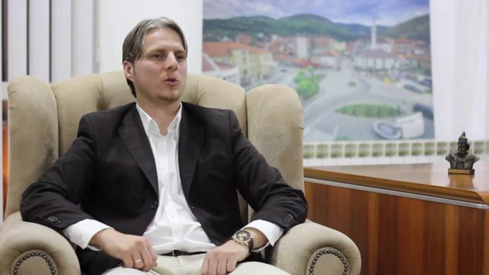Kryetari i Preshevës Shqiprim Arifi i dëshpëruar nga Shqipëria: Kam dy vite që kërkoj një fond 2 milion euro për Luginën, këta hanë dreka nga 6 milion euro Kryetari i Preshevës Shqiprim Arifi i dëshpëruar nga Shqipëria: Kam dy vite që kërkoj një fond 2 milion euro për Luginën, këta hanë dreka nga 6 milion euro