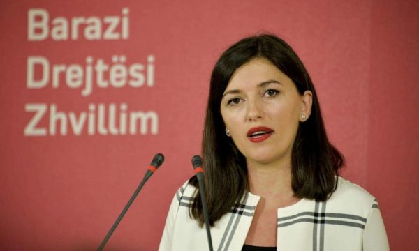 Haxhiu thotë se deklaratat e kësaj jave zbuluan marrëveshjen që po i përgatitet Kosovës Haxhiu thotë se deklaratat e kësaj jave zbuluan marrëveshjen që po i përgatitet Kosovës