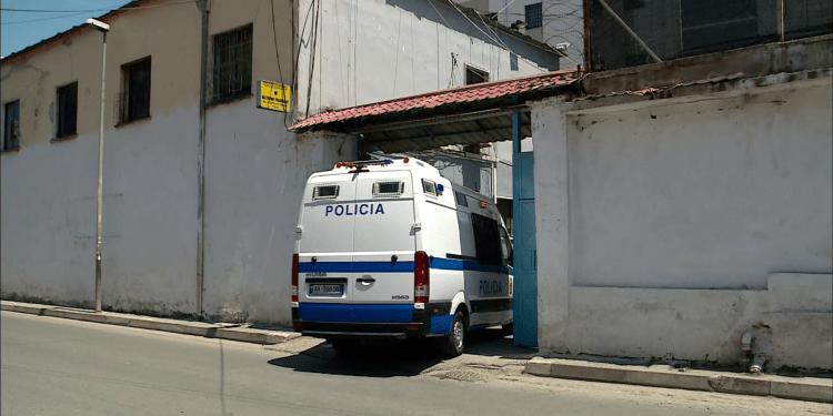 Nga vizitorët te punonjësit e infektuar, 3 mënyrat si mund të ketë depërtuar Covid-19 në burgun 313