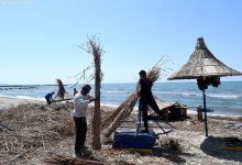 FOTOT: Durrësi bëhet gati për plazh, nis ngritja e çadrave