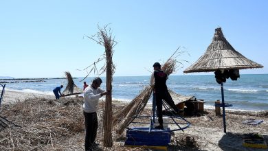 FOTOT: Durrësi bëhet gati për plazh, nis ngritja e çadrave