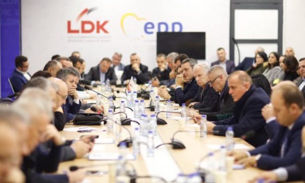 Kosova bëhet gati për qeverinë e re, zbulohen emrat e disa prej ministrave që pretendojnë të marrin poste Kosova bëhet gati për qeverinë e re, zbulohen emrat e disa prej ministrave që pretendojnë të marrin poste