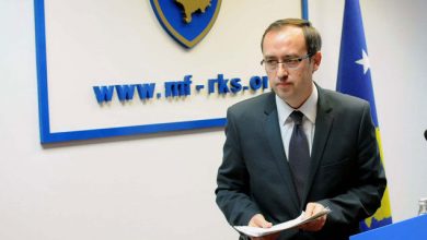 “Kryeministrit të ri i kam përgatitur dosjen e plotë me…”. Hoti i le skeptrin Kurtit të martën “Kryeministrit të ri i kam përgatitur dosjen e plotë me…”. Hoti i le skeptrin Kurtit të martën