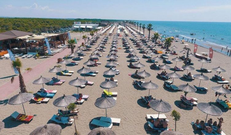 Rregullat për të bërë plazh! Çadrat 3.5 m njëra-tjetra me dy familjarë, 3 m distancë kur të laheni, ju ‘spiunon’ vrojtuesi Rregullat për të bërë plazh! Çadrat 3.5 m njëra-tjetra me dy familjarë, 3 m distancë kur të laheni, ju ‘spiunon’ vrojtuesi