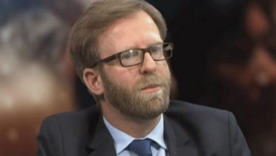 Deputeti i dalë nga Vetëvendosja: Radoiçiç, biznes ilegal me vlerë 800 milionë euro në Kosovë Deputeti i dalë nga Vetëvendosja: Radoiçiç, biznes ilegal me vlerë 800 milionë euro në Kosovë
