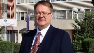 “Pa retorikë politike dhe dhunë…”/ Ambasadori Britanik: Java e “zjarrit” në Kosovë “Pa retorikë politike dhe dhunë…”/ Ambasadori Britanik: Java e “zjarrit” në Kosovë