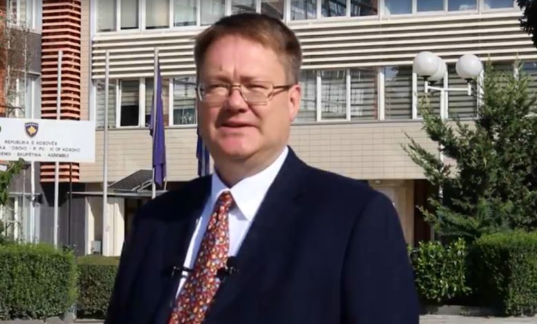 “Pa retorikë politike dhe dhunë…”/ Ambasadori Britanik: Java e “zjarrit” në Kosovë “Pa retorikë politike dhe dhunë…”/ Ambasadori Britanik: Java e “zjarrit” në Kosovë