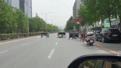 Nisi mosbindja civile?!/ Në Laprakë hidhen në mes të rrugës kazanët me plehra (VIDEO)