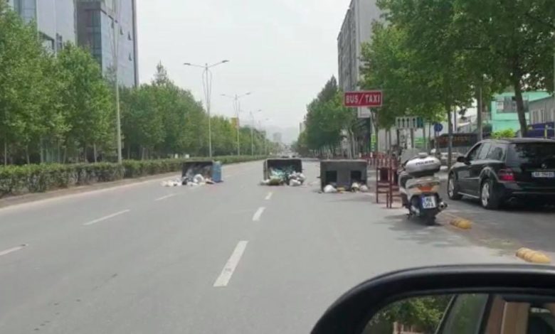Nisi mosbindja civile?!/ Në Laprakë hidhen në mes të rrugës kazanët me plehra (VIDEO)