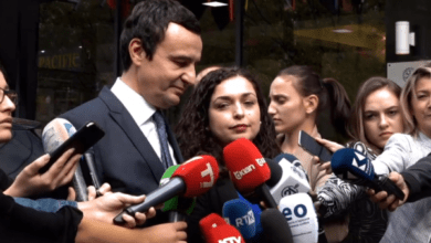 VIDEO: Serbët në veri të Mitrovicës i kthejnë prapa Albin Kurtin e Vjosa Osmanin VIDEO: Serbët në veri të Mitrovicës i kthejnë prapa Albin Kurtin e Vjosa Osmanin