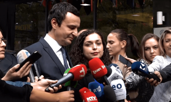 VIDEO: Serbët në veri të Mitrovicës i kthejnë prapa Albin Kurtin e Vjosa Osmanin VIDEO: Serbët në veri të Mitrovicës i kthejnë prapa Albin Kurtin e Vjosa Osmanin