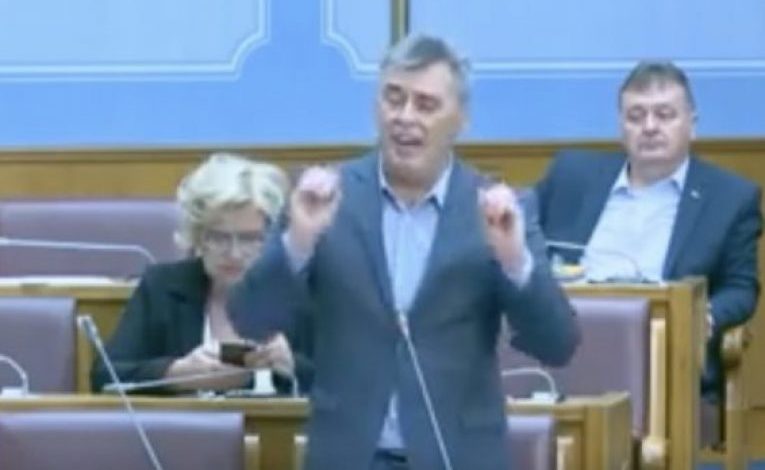 VIDEO/ Deputeti serb i parlamentit malazez, shpërthime anti-shqiptare: S’mund t’jua lëmë muslimanëve Malin e Zi VIDEO/ Deputeti serb i parlamentit malazez, shpërthime anti-shqiptare: S’mund t’jua lëmë muslimanëve Malin e Zi