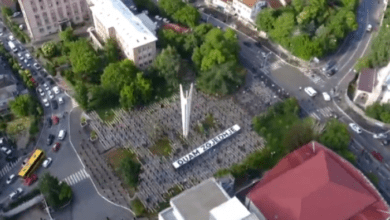 FOTO: Si protestohet në Prishtinë, “Vetëvendosja” në shesh duke ruajtur distancimin social FOTO: Si protestohet në Prishtinë, “Vetëvendosja” në shesh duke ruajtur distancimin social
