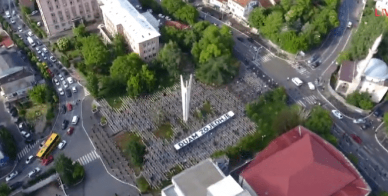 FOTO: Si protestohet në Prishtinë, “Vetëvendosja” në shesh duke ruajtur distancimin social