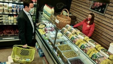 Një Kryeministër si Albin Kurti, me maskë e doreza bën pazar në orarin e lejuar Një Kryeministër si Albin Kurti, me maskë e doreza bën pazar në orarin e lejuar