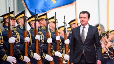 “Shenjë e pjekurisë”/ Media gjermane: Ai që e udhëhoqi rrëzimin e Kurtit, po përballet në Hagë për mizori lufte