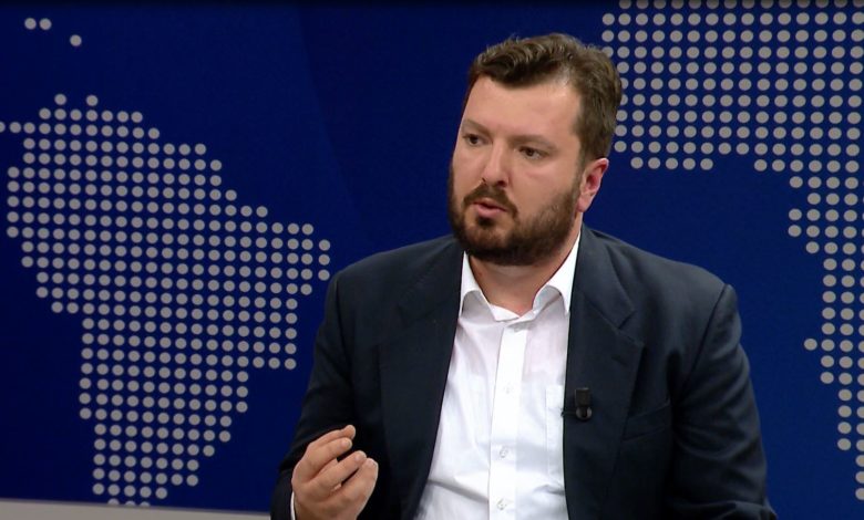 “Boiken Abazin po e mbajnë me porosi nga lart”, reagon Arbër Zaimi: Aktivistët e Vetëvendosjes nuk frikësohen! “Boiken Abazin po e mbajnë me porosi nga lart”, reagon Arbër Zaimi: Aktivistët e Vetëvendosjes nuk frikësohen!